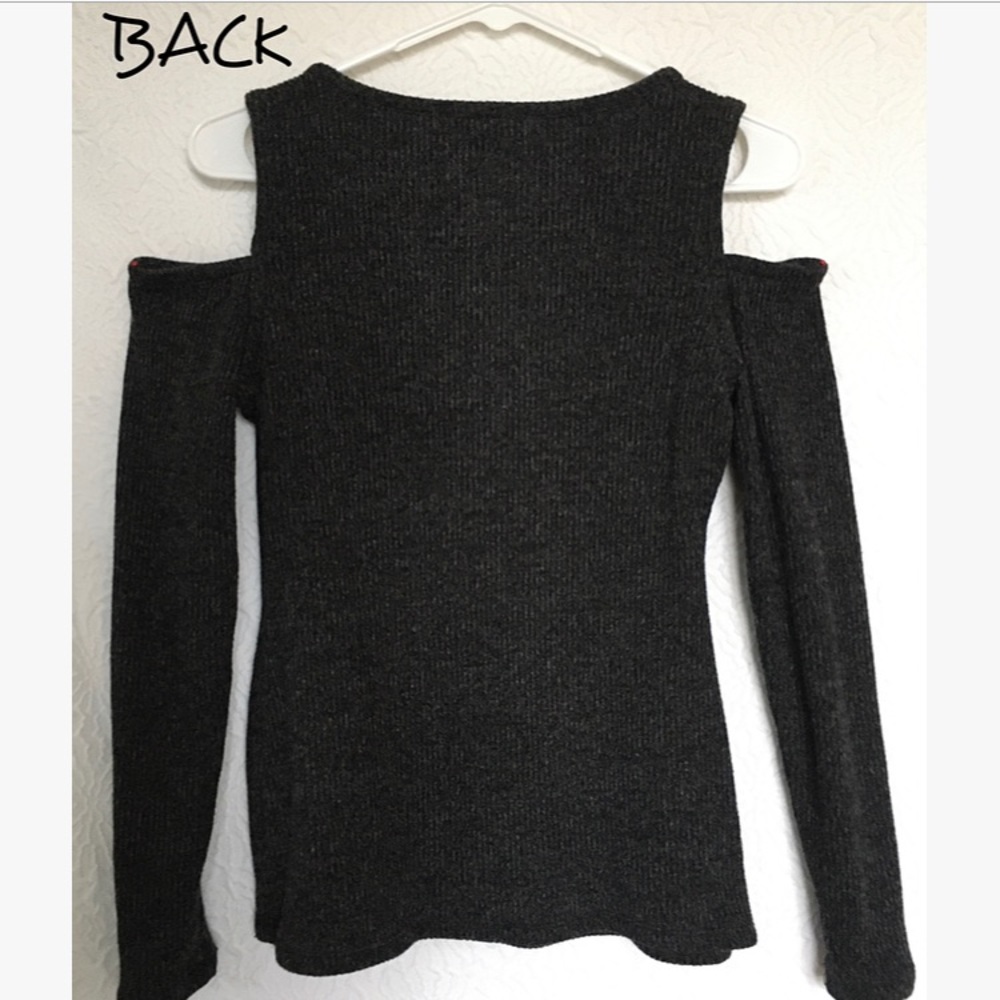Cold Shoulder Top✨💕 - Picture 3 of 3